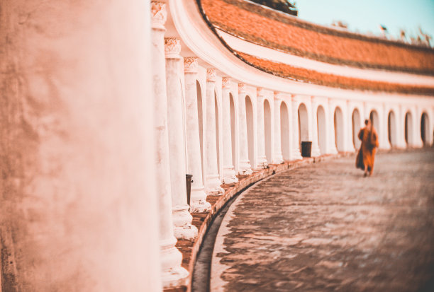 泰国地标建筑Phra Pathom Chedi的拱形走道图片下载