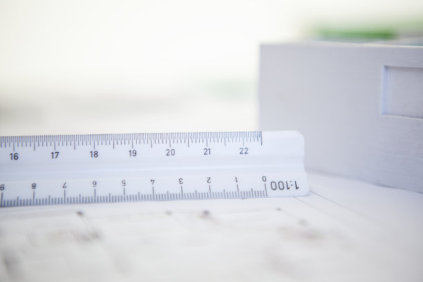 图纸上的白色标尺图片下载