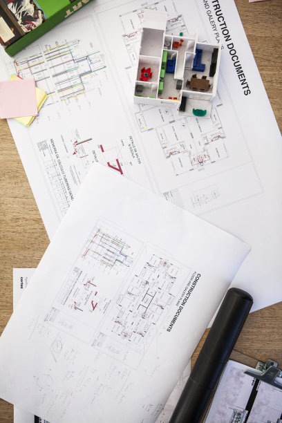 图纸和建筑模型放在桌上图片下载