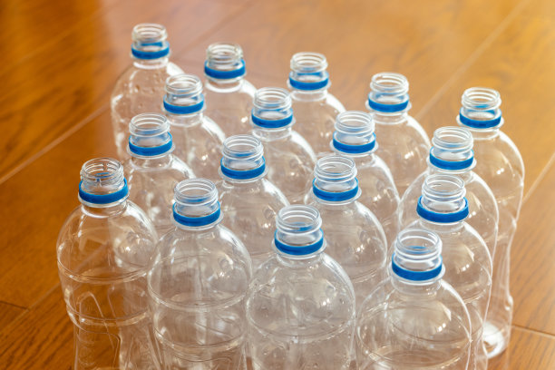 地板上有许多PET瓶子图片下载