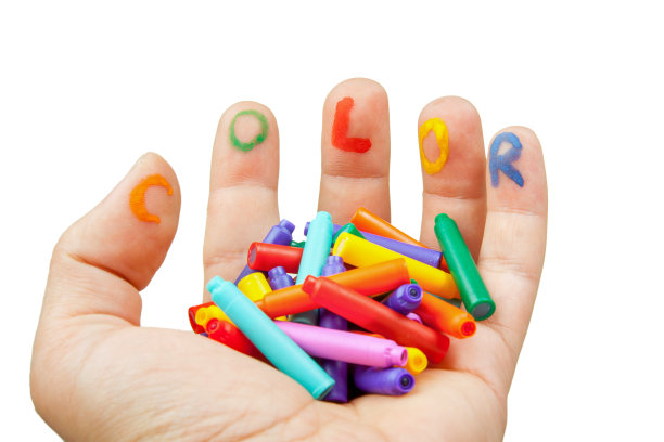 漂亮的小女孩，手上满是颜料图片下载