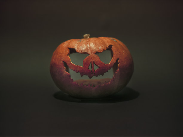新鲜雕刻的杰克-o-灯笼南瓜孤立在黑色图片下载