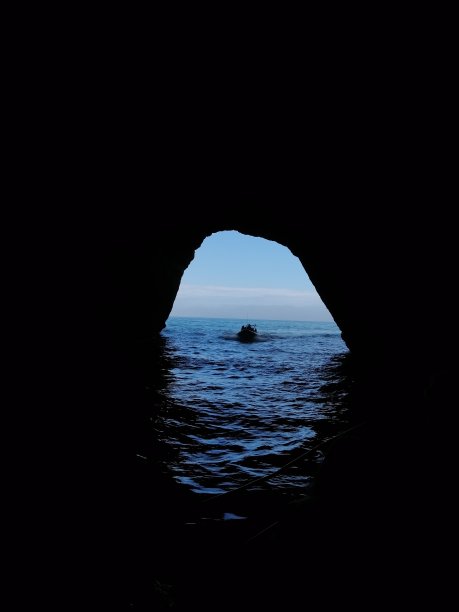 船进入洞穴图片下载