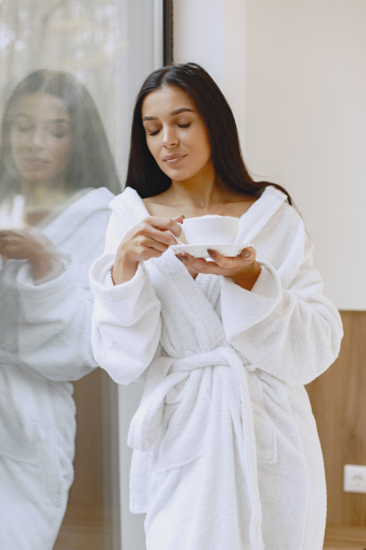 穿着白色浴衣的美女照片图片下载