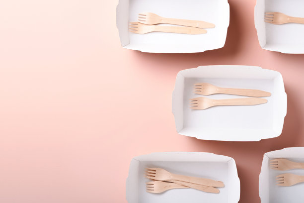 纸杯，盘子，袋子，木叉，吸管，快餐容器，粉红色背景的木餐具。生态工艺纸餐具。回收和食物递送的概念。模拟。俯视图图片下载