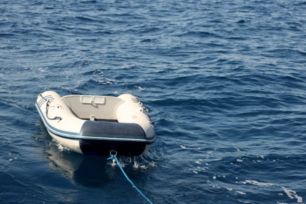 一只空的小艇漂浮在蓝色大海的波浪上，图片下载