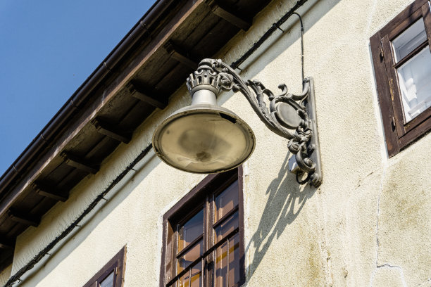 白色房子正面的铁灯柱图片下载