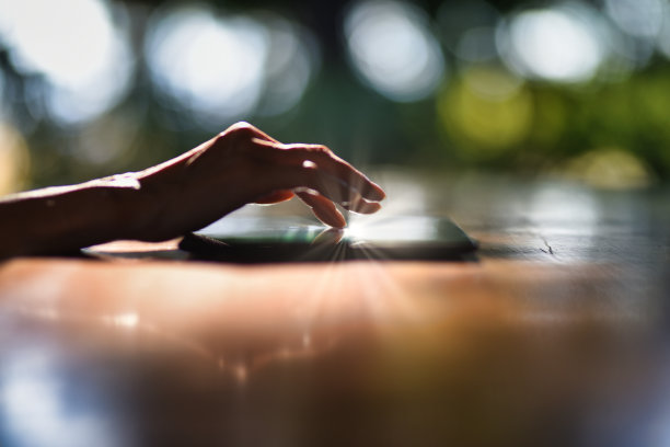 女人的手在户外使用电子平板电脑图片下载