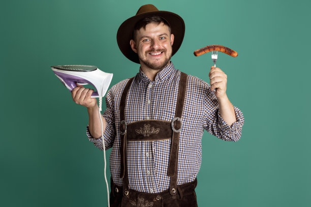 一幅漫画，画中的年轻人穿着传统的奥地利或巴伐利亚服装，在铁上煎香肠。节日,幽默的概念图片下载