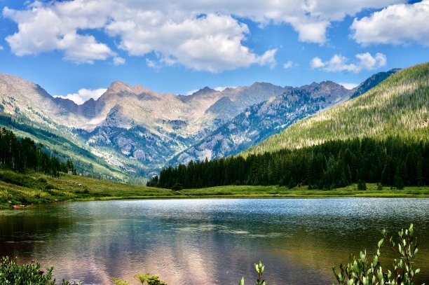 从山谷到山顶图片下载