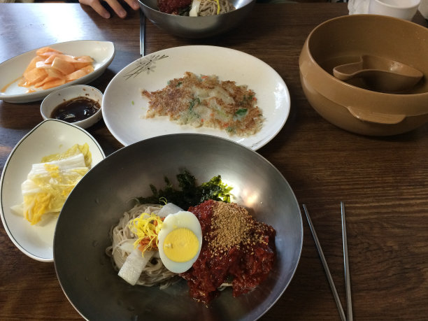 桌上放着韩国的面图片下载