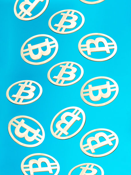 比特币图案金色硬币符号在蓝色背景上。虚拟加密货币比特币是未来的金币概念。3D插图背景艺术。图片下载
