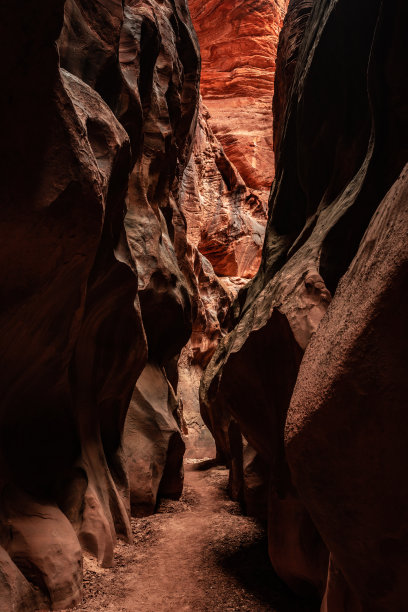 鹿皮峡谷的狭窄走廊尽头升起了深橙色的墙图片下载