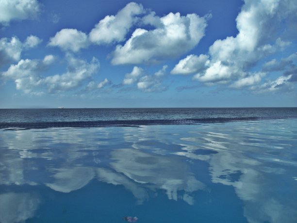 游泳池紧挨着大海图片下载