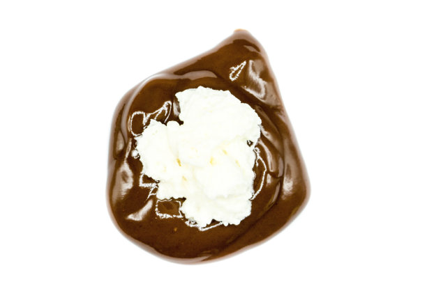 巧克力布丁与鲜奶油孤立在白色背景俯视图图片下载