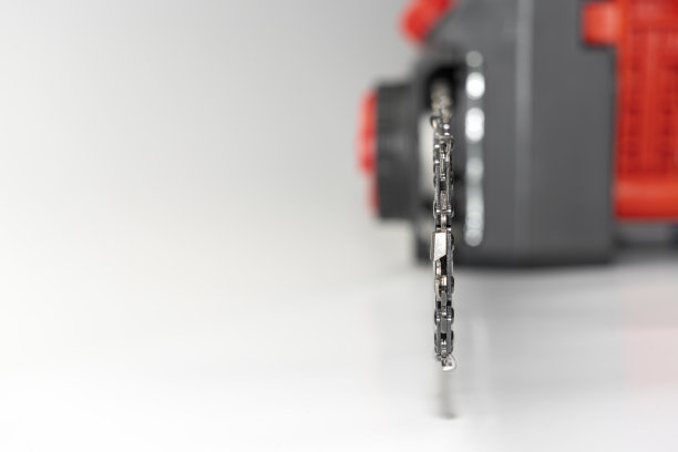 白色背景上的木头上的链锯图片下载