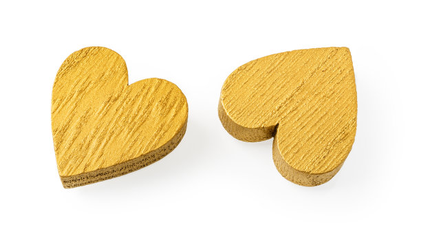 两颗金色的情人节心被隔离在白色的背景上。象征着爱情，激情，嫩肉。情人节设计元素的节日，贺卡和旗帜。高质量的宏。图片下载