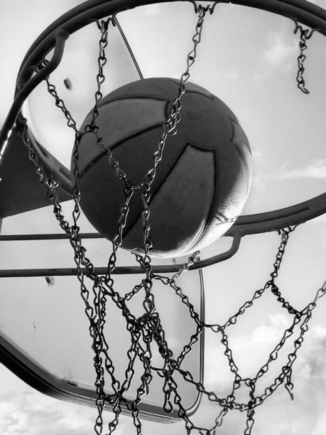 单色背景篮球通过磨损生锈的金属网板照片图片下载