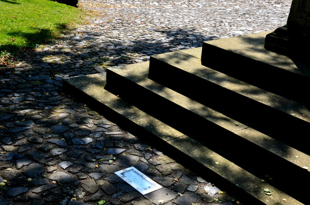 广场上的三排楼梯逐渐陷进铺路石里。通过混合、交叉建筑入口的花岗岩和大理石，楼梯慢慢过渡到平面图片下载