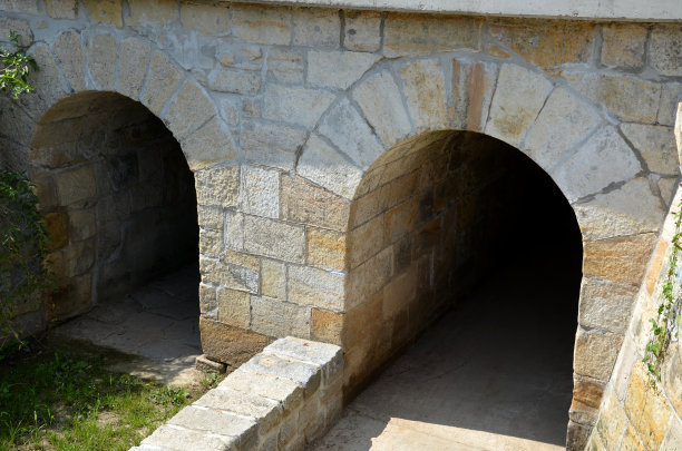 改造一座由两个黄色砂岩拱门组成的桥。石头是用加压水清洗的。用作铁道体的高架桥和轨下排水图片下载