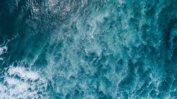 鸟瞰美丽的海浪表面图片下载