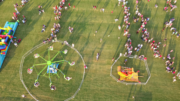 俯视图巨大的旋转木马和秋千与孩子骑在节日事件在德克萨斯州，美国图片下载