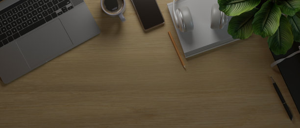 电脑笔记本、智能手机、咖啡杯和耳机放在木桌上。3 d渲染。图片下载