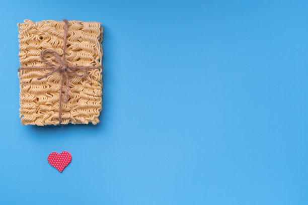 方便面，礼物包装，麻绳和蝴蝶结。Copy-space图片下载