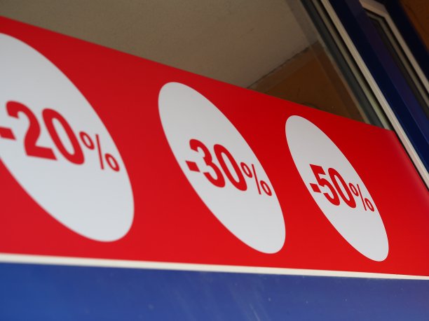 红色的销售标志在店面折扣百分比图片下载