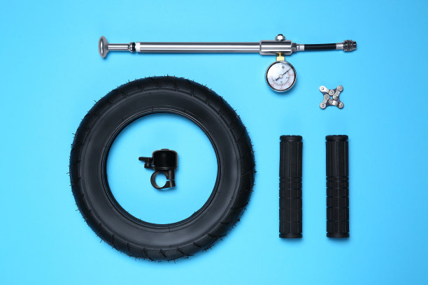 套不同的自行车工具和零件在浅蓝色的背景，平坦的lay图片下载