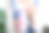 女手握蓝莓奶昔顶部的蓝莓。一名女子正在吃由生蓝莓泥、香蕉、牛奶、酸奶和白软干酪制成的蛋白质早餐饮料图片下载