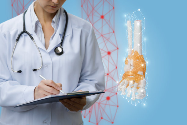 医生正在写脚踝病史。图片下载