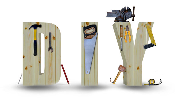 木制的DIY字母与悬挂工具隔离在白色背景上图片下载
