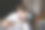 父亲和女儿在拍一张婴儿床照片图片下载