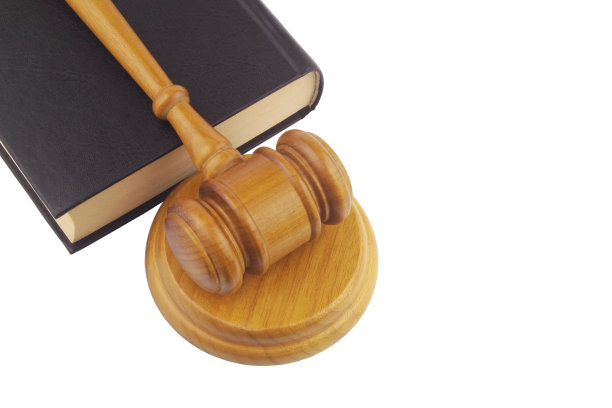 法官用木槌将法律书孤立在白色背景上图片下载