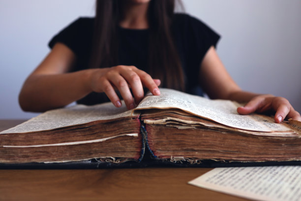 女人坐着读圣经，圣经为信仰，灵修为早晨的阳光为教会观念为信仰图片下载