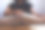 女人坐着读圣经，圣经为信仰，灵修为早晨的阳光为教会观念为信仰图片下载