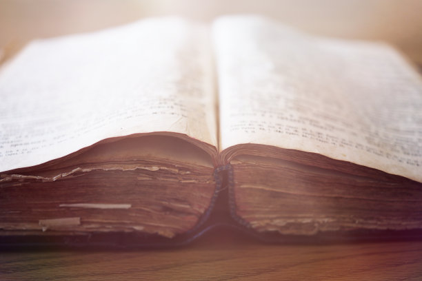 旧书与雷之光。的圣经。基督教背景图片下载