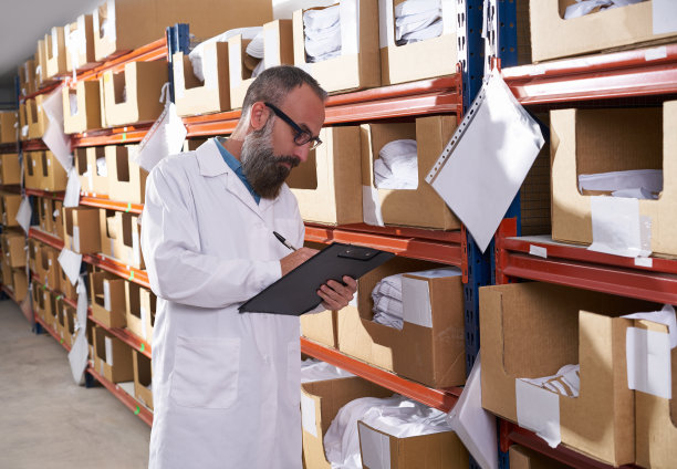 服装厂的仓库主管图片下载