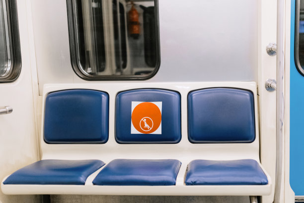 在地铁里要保持距离图片下载