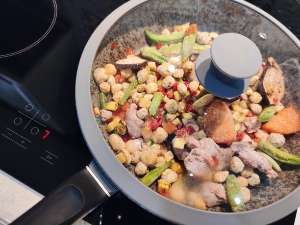 拉面拉面食物-中亚菜拉面，肉，蔬菜。炉子上的拉面煎锅微距照片图片下载