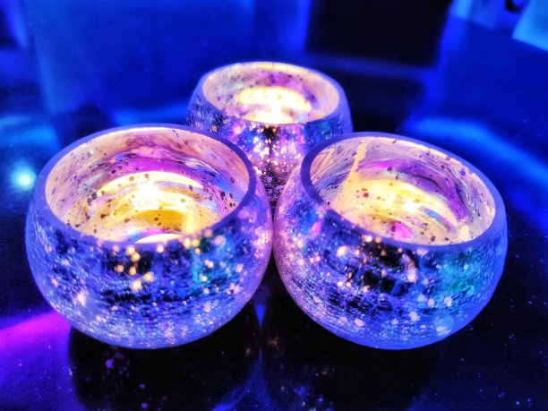 茶点上闪闪发光的蜡烛图片下载