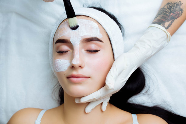 在水疗沙龙进行面部美容。给美女敷面膜的程序图片下载