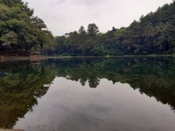 蓝色的湖图片下载