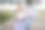 女孩拿着照片和回到学校的信息，男孩背着书包跑步后，第一天离线图片下载
