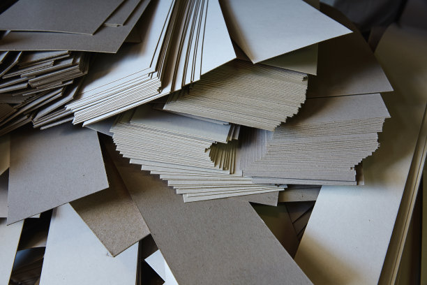 从切纸机上取卡通纸图片下载