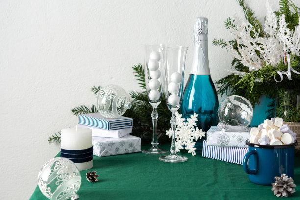 装饰有节日气氛的圣诞或新年餐桌图片下载