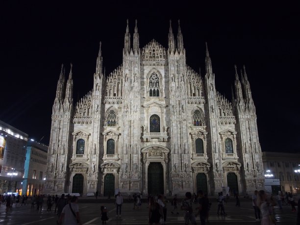 米兰大教堂之夜图片下载