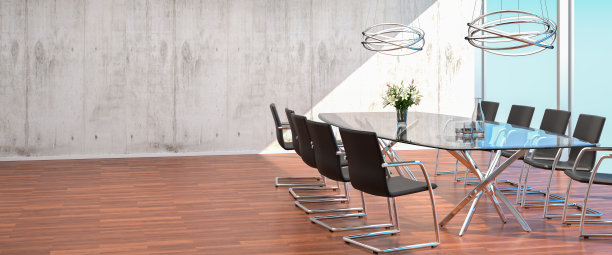 明亮的现代会议室，玻璃桌子，办公椅，房间高的窗户，现代的天花板灯。花瓶里有百合花，玻璃瓶，桌上有水杯。三维渲染图片下载