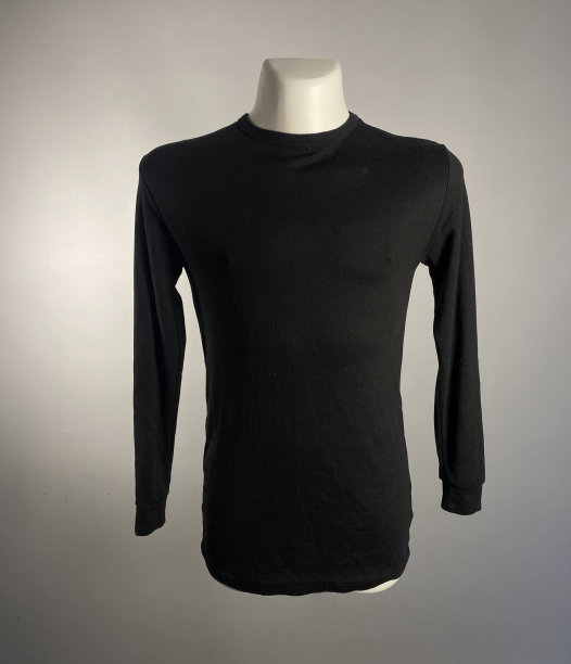 人体模特穿着漂亮的黑色保暖夹克图片下载